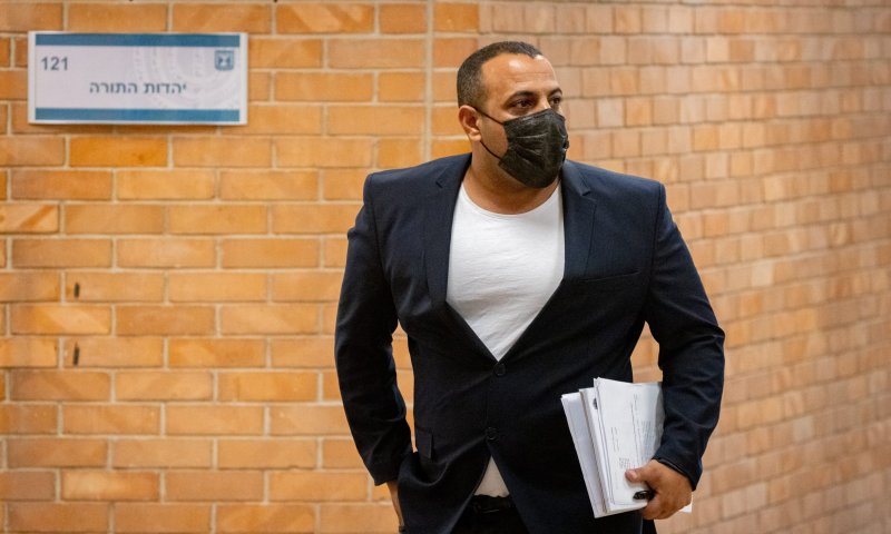 קארה: הצעה שערורייתית, ביזה של כספי ציבור