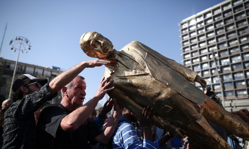 זה הסוף: פסל הזהב של ביבי הופל בכיכר רבין. צפו