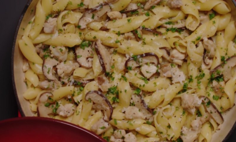 מתכון לשבת: פסטה עוף ופטריות בסיר אחד