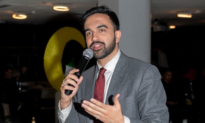 דרמה בניו יורק: המועמד הפרו-פלסטיני מוביל במירוץ לראשות העיר