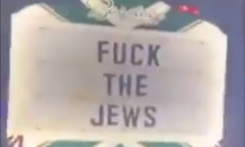 אנטישמיות מתפרצת: שלטי "שי**נו היהודים" חולקו בבר בארה"ב