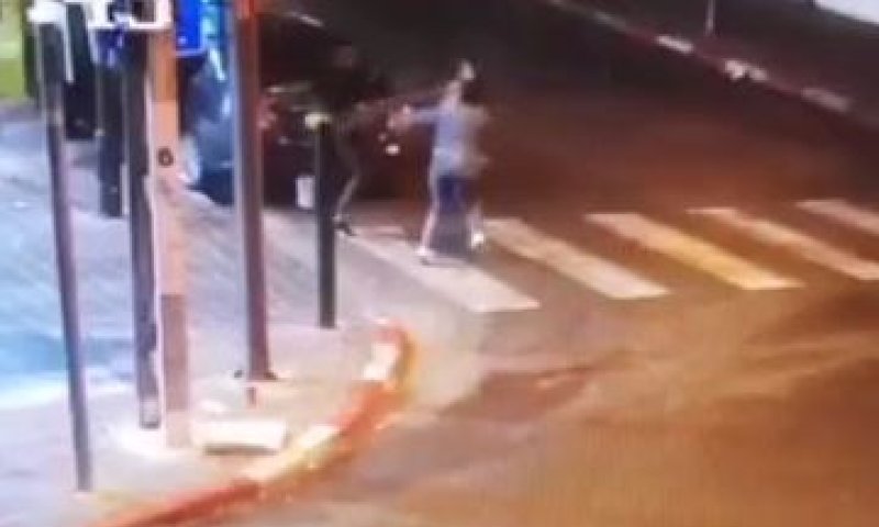 מזעזע: צעיר תקף באלימות נערה שסרבה לחיזוריו | צפו:
