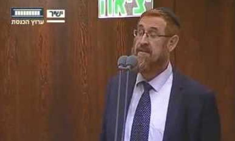 צפו: יהודה גליק מקריא את "גשם מטפטף" בכנסת