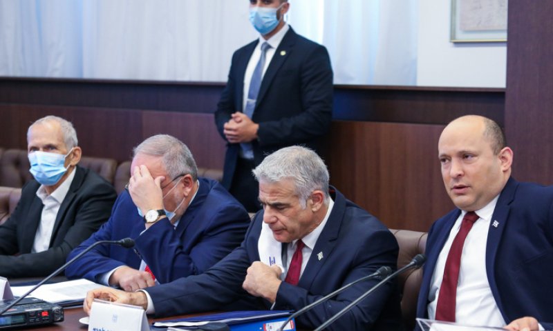 סקר: נתניהו פותח פער; ליברמן צולל, סער בפנים