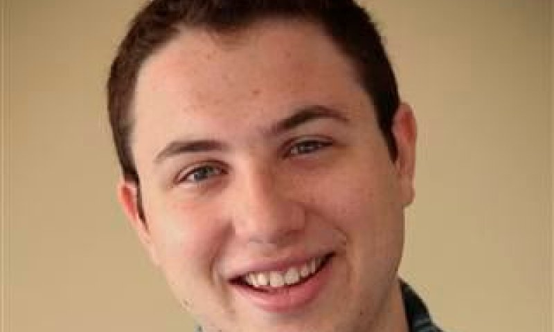 הותקף על ידי אנטישמים ויתרום את הפיצויים למשפחת פוגל