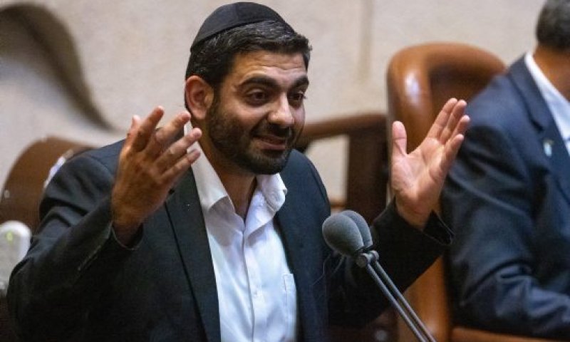 "נבקש מעומר אדם לבוא להיות חזן אצלנו בסליחות"