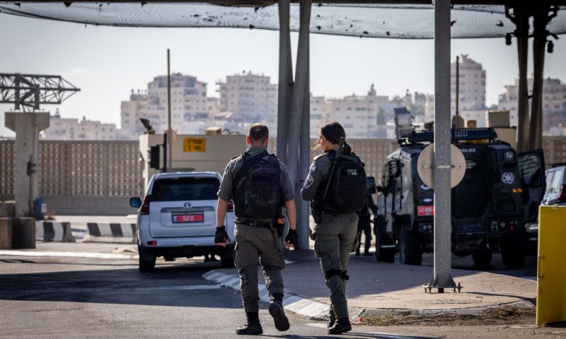 חמוש באקדח התקרב למחסום-המאבטחים ירו