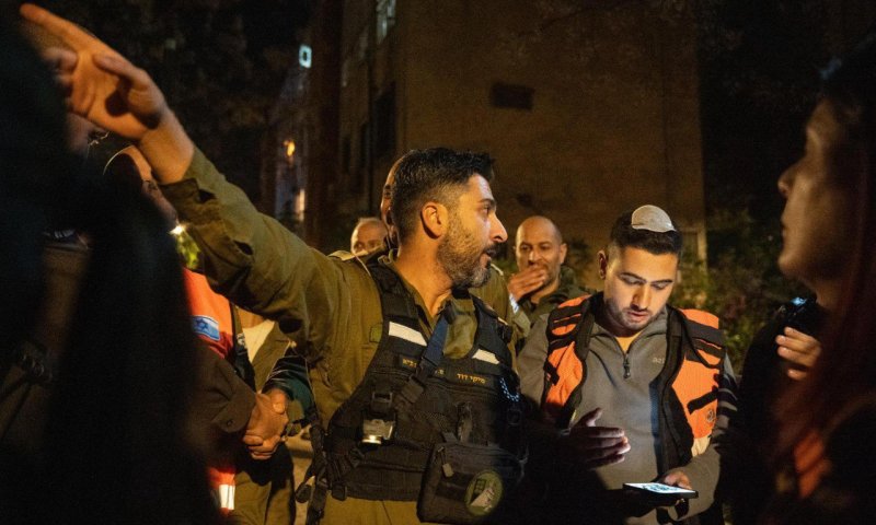 בליל שבת: טיל מתימן נפל בת"א &ndash; 16 נפצעו קל מרסיסים