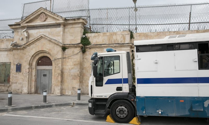 שירות חיילות בבתי הסוהר הביטחוניים יופסק לאלתר