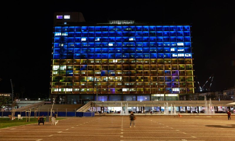 בניין עיריית תל אביב נצבע בצבעי דגל אוקראינה