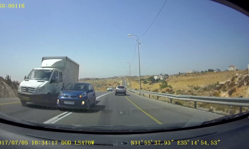 כמעט תאונה חזיתית: רכב ערבי עוקף על פס לבן. צפו