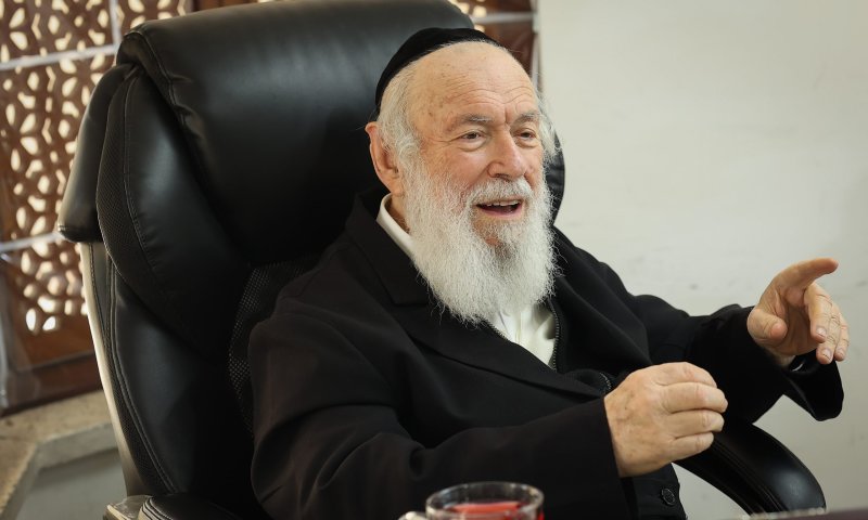 אחרי התיעוד שעורר סערה; הפוסק החרדי בהבהרה