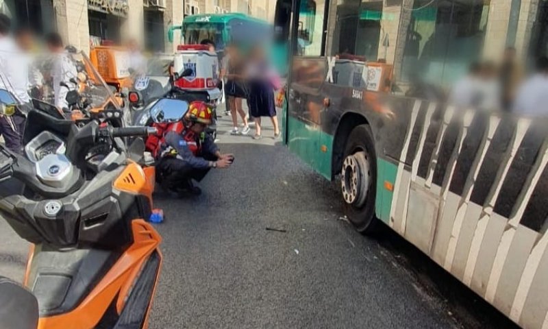 ירושלים: בן 40 נפצע קשה כתוצאה מפגיעת אוטובוס