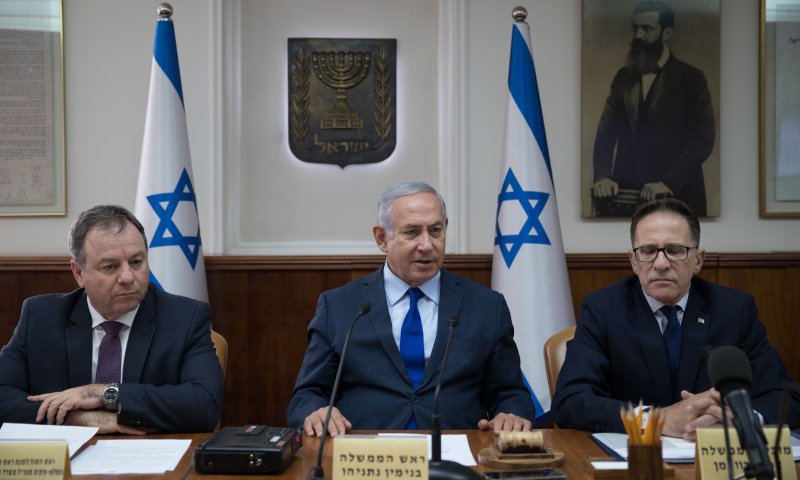 נתניהו הורה: צמיד GPS לכל גבר מכה במלחמה באלימות