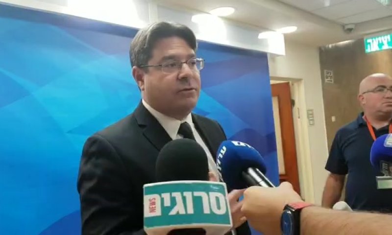 אקוניס מאשים: "ליברמן יחבור לממשלת מיעוט"