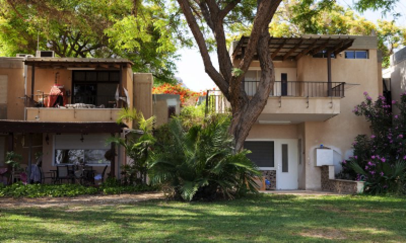 בית הכנסת שקורע את הקיבוץ בדרום לשניים