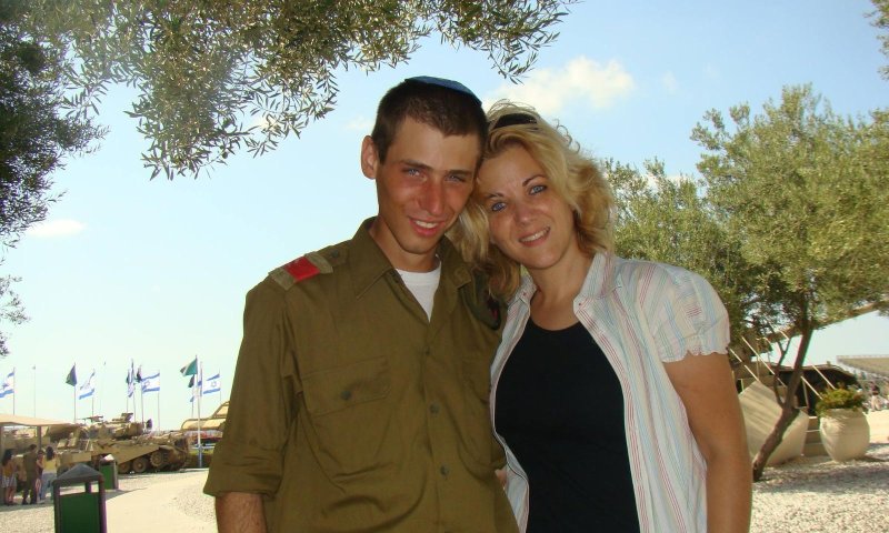 "שולחן קטן, מלא בזיכרון": האם השכולה שמניחה מקום לבן שלא שב