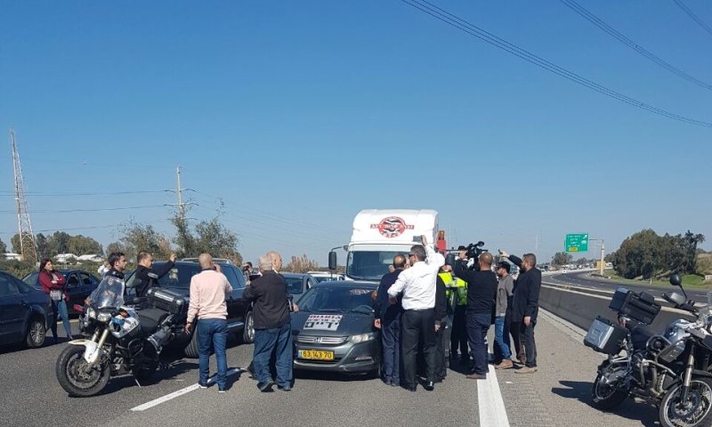 הערבים נוהרים לירושלים: כביש 6 נחסם לתנועה