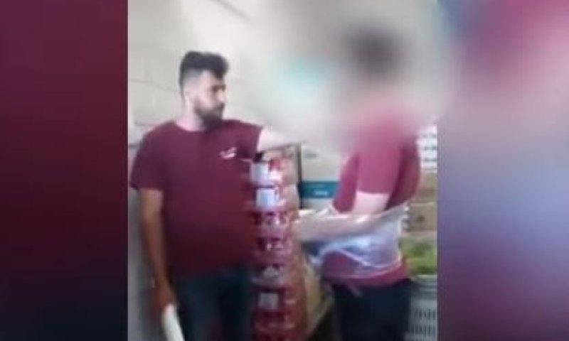 תיעוד מזעזע: עובד ערבי מתעלל בעובד יהודי. צפו