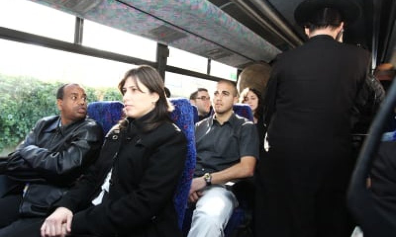 מהומה ב'קו מהדרין': חוטובלי התיישבה בשורה הראשונה