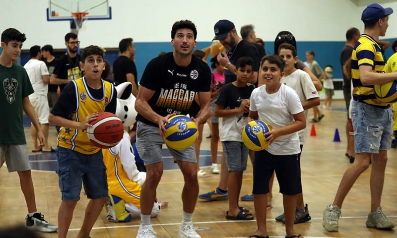 שחקני מכבי תל אביב ארחו את ילדי עוטף עזה