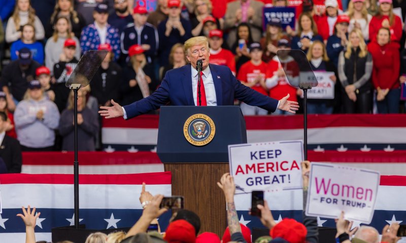 טראמפ באירוע ראשון מאז שנדבק: "מרגיש חזק"