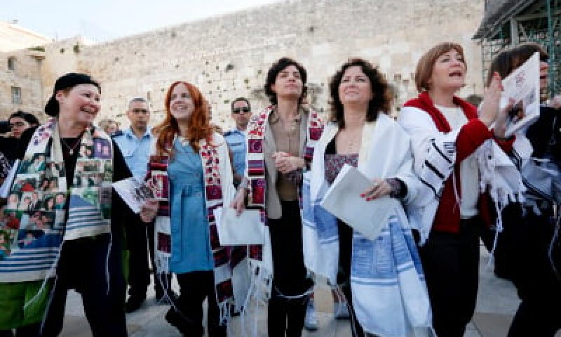 כשהלכה וחוק מתנגשים, או כשחזן שותה ביום הכיפורים