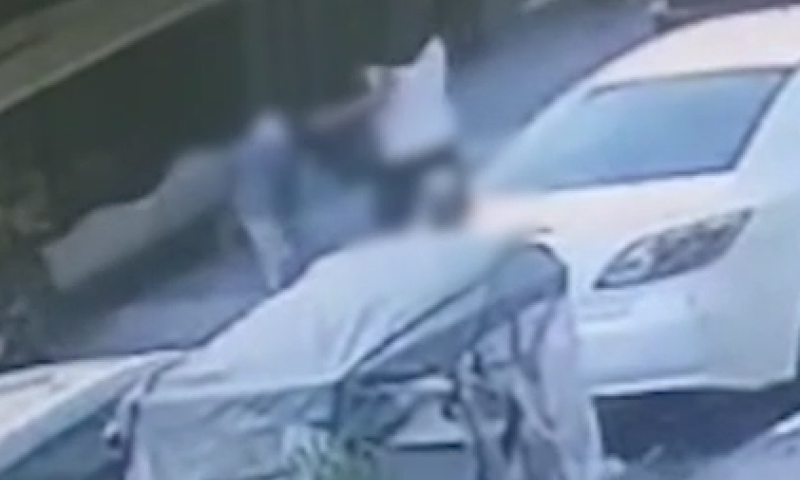 באמצע ויכוח: דחף את בת זוגו לעבר מכונית נוסעת