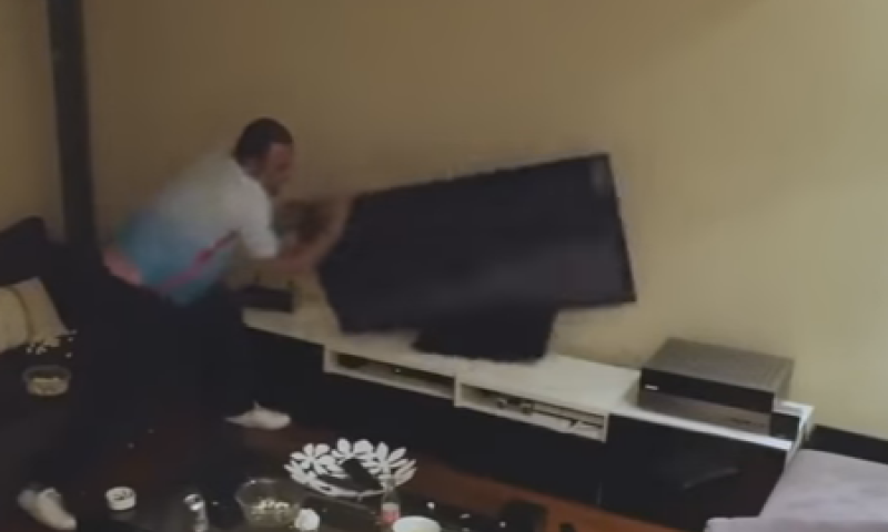 בגלל משחק ביורו: הרס את מכשירי המדיה בביתו;צפו