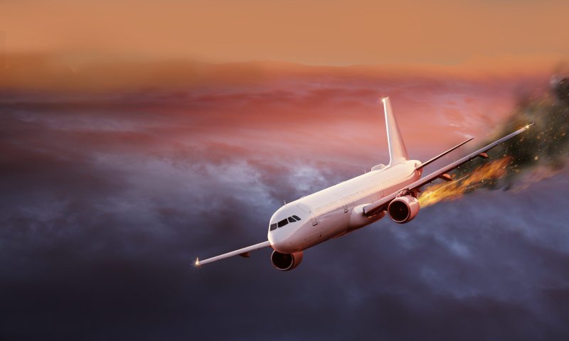 הודו: מטוס עם 240 נוסעים התרסק בלב שכונת מגורים | תיעוד