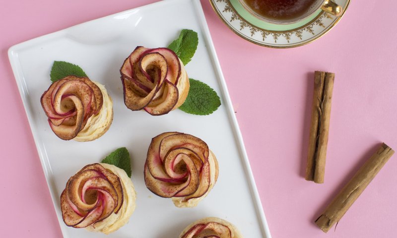 קינוח מלכותי של תפוח בדבש: טארטלטים מתפוחים