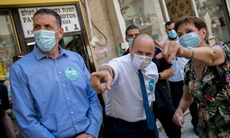 ימינה: אותה גברת בשינוי אדרת