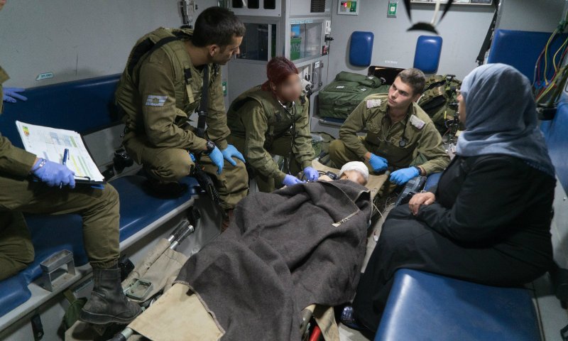 צפו: צה"ל מטפל בפצועים סורים שהועברו לישראל