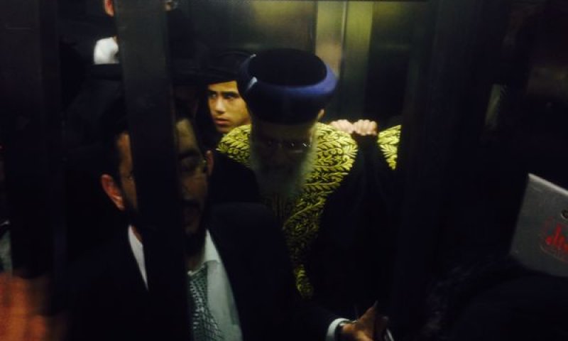 לא יודעים לספור עד 4: הרב יצחק יוסף נתקע במעלית