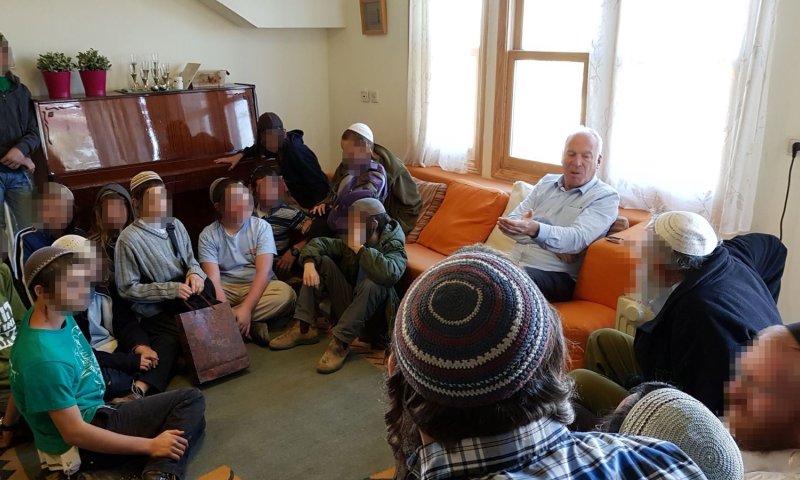 אריאל ביקר את ילדי הלינץ' ומתח ביקורת על צה"ל