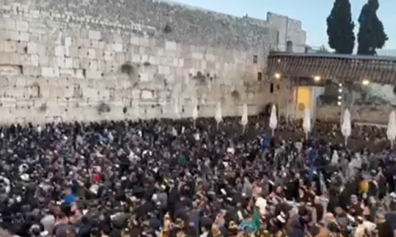 מצמרר: רבבות בשירת 'אחינו כל בית ישראל'. צפו