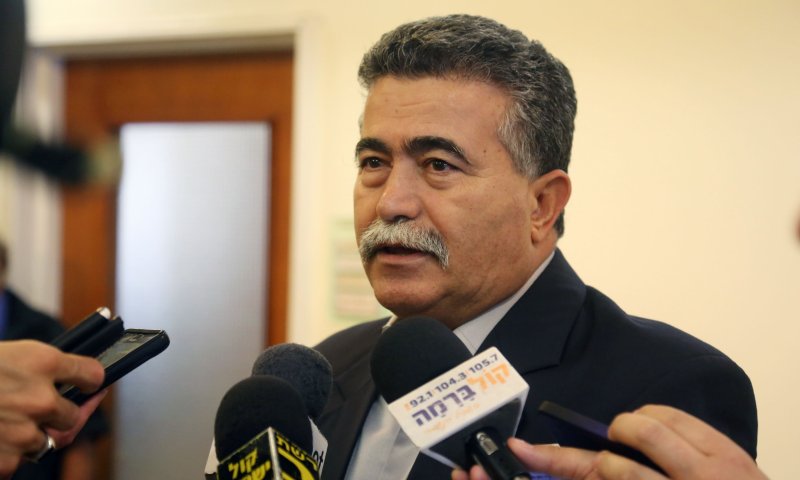 פרץ נגד בנט: יש שרים שנוהגים בחוסר אחריות