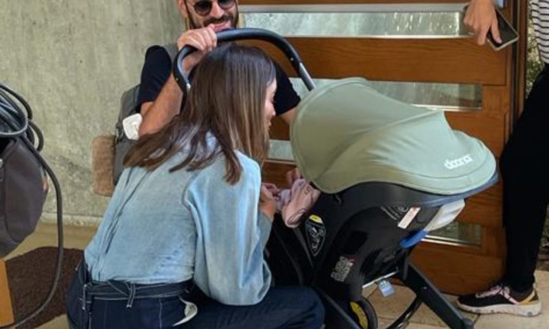 אילנית לוי מדגמנת חודש אחרי הלידה, אלירז והבת מפתיעים