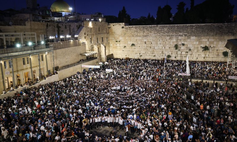 צפו: שירת אלפים בכותל המערבי במוצאי תשעה באב