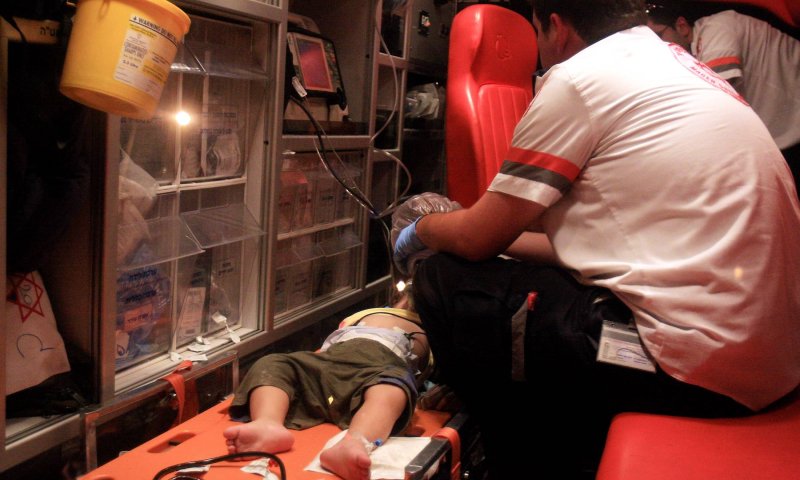 אלעד: בן שנתיים יצא מהבית ונלכד תחת רכב