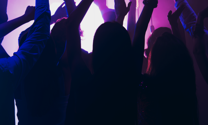 לרקוד עם אולטרה סגול בעיניים