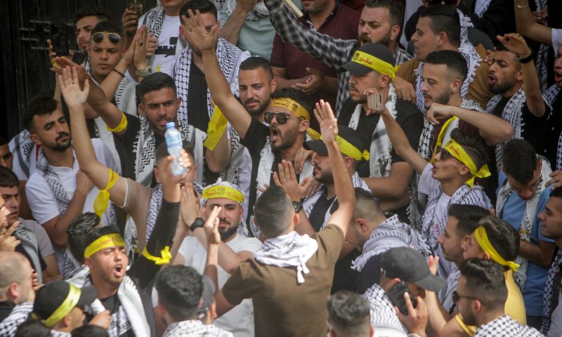 חמאס חוגג את הפיגוע ומחלק ממתקים