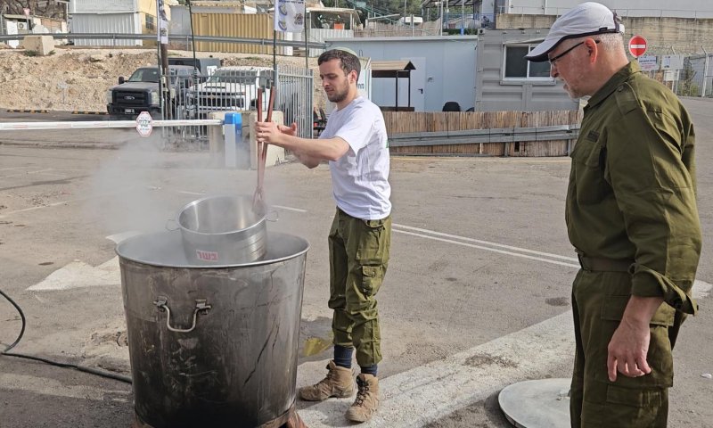 חיילים מספרים על הכנות לחג: אנחנו חוגגים עם 'המשפחה השנייה'