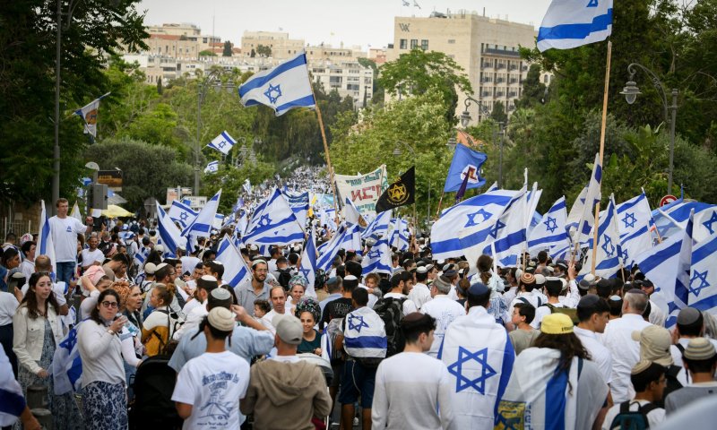 שידור ישיר: אלפי צועדים בריקוד הדגלים בירושלים