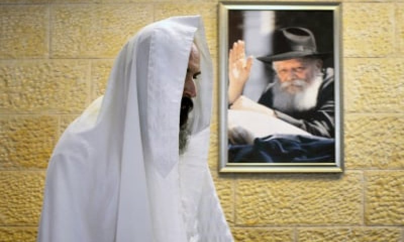 שו"ת SMS: האם מותר להכנס לבית כנסת של חב"ד?