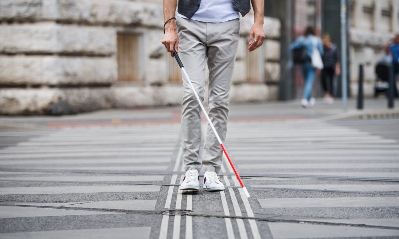 לא לדעת מי לידי עם מסיכה: להיות עיוור בימי הקורונה