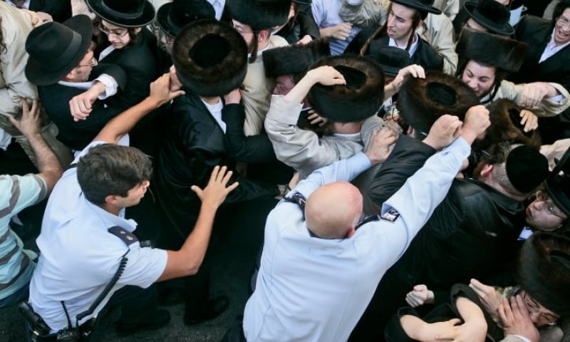 חרדים ומתנחלים נלחמים בכחולי המדים