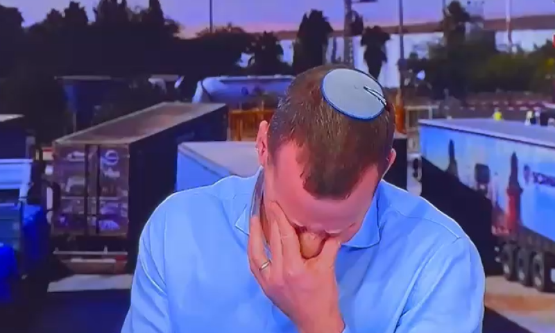 אחרי נפילת חברו: עמית סגל פרץ בבכי בשידור | צפו