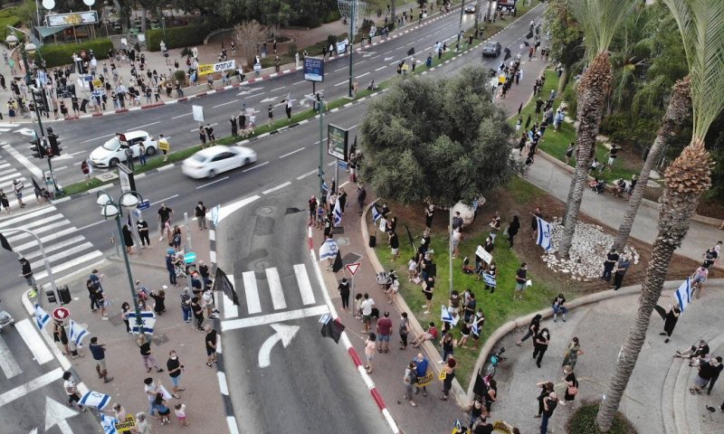 הפגנות נגד נתניהו ברחבי הארץ; מפגינים הותקפו