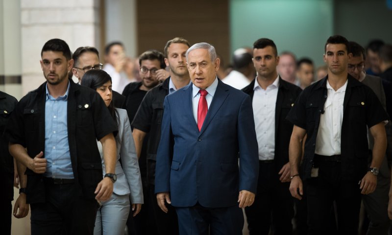 המשטרה חוקרת: מקורבי נתניהו הטרידו את מומו פילבר